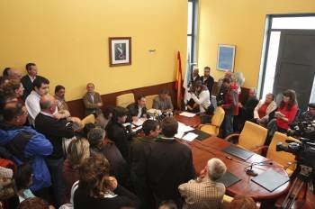 Pleno en el que los partidarios de Aquilino Iglesias impidieron el debate de la moción en 2008. (Foto: XESÚS FARIÑAS)