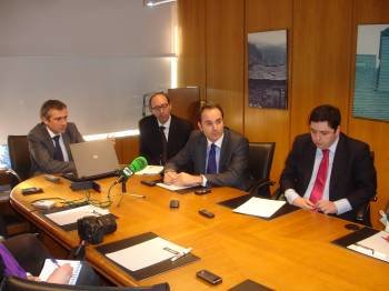 Javier Fernández, a la izquierda, con los directivos Eliseo López, Carlos Loureiro y Antonio Trincado. (Foto: J.C.)