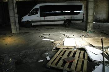 O microbús municipal de Melón permanece gardado nun garaxe. (Foto: MARTIÑO PINAL)