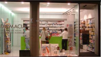 Clientes en el interior de una farmacia. (Foto: ARCHIVO)