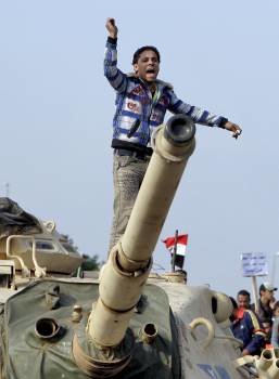 Manifestante sobre un tanque. (Foto: ANDRE PAIN)