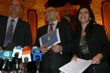 Agustín Fernández, Francisco Rodríguez e Isabel Pérez, en la presentación de los presupuestos. (Foto: JOSÉ PAZ)