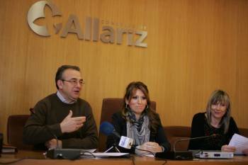 Xosé Manuel Cid, Cristina Cid y Pilar Gallego, durante la presentación. (Foto: MARCOS ATRIO)