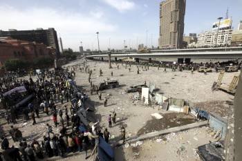 Un grupo de soldados se intercala entre los partidarios y los detractores de Mubarak. (Foto: KHALED ELFIQI)