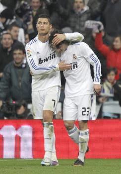 Cristiano Ronaldo felicita a Özil tras su gol en la semifinal copera frente al Sevilla. (Foto: G. CUEVAS)