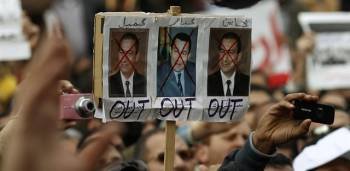 Manifestantes pidiendo la salida de Mubarak