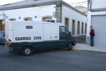 Un furgón trasladó ayer a los detenidos hasta Trives para prestar declaración en el Juzgado. (Foto: LUIS BLANCO)