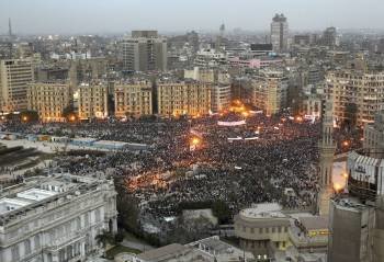 La plaza de Tahir abarrotada de personas durante la concentración convocada con motivo del 'día de la partida'. (Foto: JIM HOLLANDER)