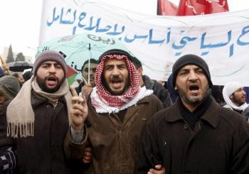 Manifestantes jordanos protestan contra el gobierno en Ammán. (Foto: NASRALLAH)