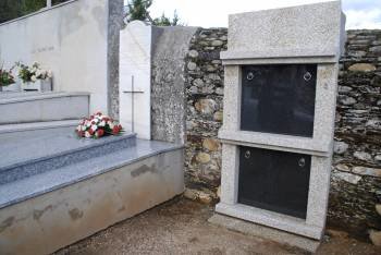 El cementerio municipal de O Barco expone dos modelos de los futuros nichos. (Foto: L.B.)