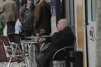 Un fumador sentado en la terraza de una cafetería de la ciudad. (Foto: MIGUEL ÁNGEL)