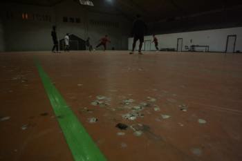 En primer plano, los restos de defecaciones dejadas por las urracas en el pabellón de Maside. (Foto: MARCOS ATRIO)