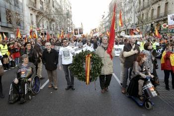 Un grupo de víctimas de la banda terrorista ETA encabezó la manifestación en Madrid. (Foto: EMILIO NARANJO)