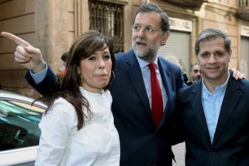 Alicia Sánchez, Rajoy y Alberto Fernández, ayer en Barcelona. (Foto: ANDREU DALMAU)