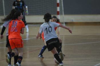 Una jugadora del Ponte FSF encara a una rival del Burela durante el derbi gallego en Os Remedios.? (Foto: josé paz)