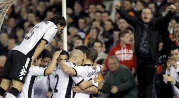 Los jugadores del Valencia celebran el 1-0.? (Foto: kai försterling)