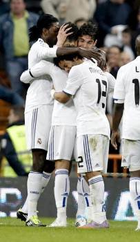 Los jugadores del Real Madrid celebran el segundo gol de Cristiano Ronaldo, el que suponía el 3-0 sobre la Real Sociedad.? (Foto: ángel díaz)
