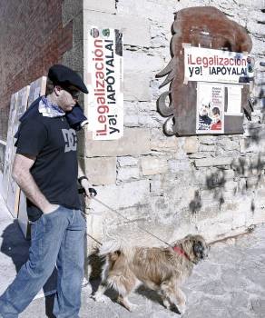 Carteles a favor de la legalización de los abertzales, en Bilbao. (Foto: J. DIGES)