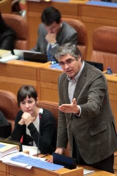 Carlos Aymerich durante una intervención en el Parlamento gallego. (Foto: ARCHIVO)