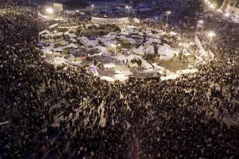 Vista general de los concentrados en la plaza Tahrir de El Cairo. (Foto: FELIPE TRUEBA)