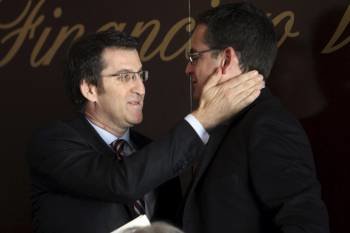 Alberto Núñez Feijóo, con el presidente del PP vasco, Antonio Basagoiti, ayer en Vigo. (Foto: SALVADOR SAS)