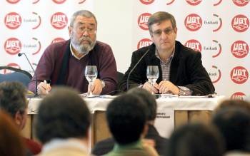 Cándido Méndez con Dámaso Casado, responsable de UGT en el País Vasco. (Foto: LUIS TEJIDO)