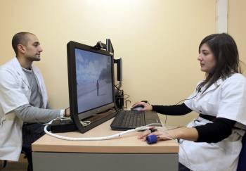 Psicólogos del Hospital de Bellvitge simulan una sesión de terapia con el videojuego terapéutico. (Foto: TONI ALBIR)