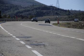 Los baches se suceden en el deteriorado firme de la carretera N-120, en el tramo de Rubiá. (Foto: L.B.)