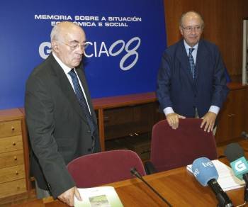 Pablo Egerique (dereita), na presentación da memoria do CES do ano 2008. (Foto: MIGUEL ÁNGEL)