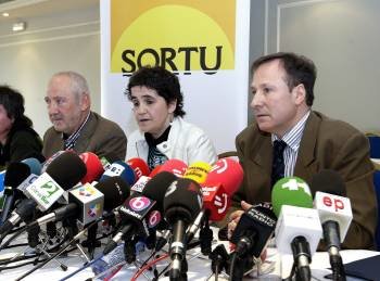 Karmele Aguirregabiria e Iñaki Zabaleta, portavoces de los promotores de Sortu. (Foto: ALFREDO ALDAI)