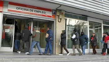 Cola de parados ante una oficina de empleo. (Foto: ARCHIVO)