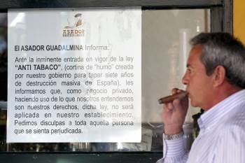 Cartel en el 'Asador de Guadalmina' donde se informa que permite fumar. (Foto: ARCHIVO)