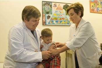 Un niño es vacunado contra la gripe A en un centro de salud de Navarra. (Foto: ARCHIVO)