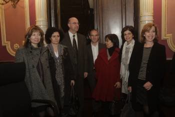 Agustín Fernández y Vázquez Barquero (centro) con las profesoras participantes en el programa. (Foto: MARTIÑO PINAL)
