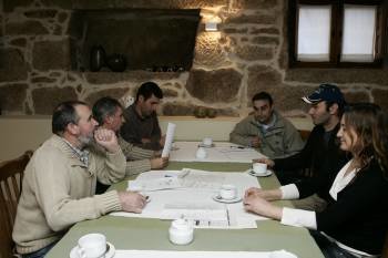 Parte de los integrantes de Limia Verde, durante una reunión celebrada en Rairiz de Veiga. (Foto: MARCOS ATRIO)