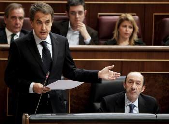 Rodríguez Zapatero, junto a Pérez Rubalbada durante la sesión de control en el Congreso. (Foto: PACO CAMPOS)