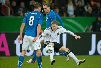 Schweinsteiger pugna por un balón con Motta. (Foto: BERND THISEN)