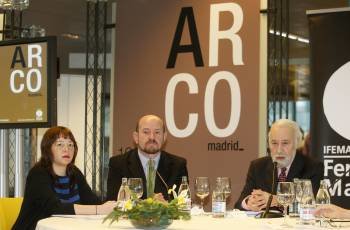 Maribel López, Carlos Urroz y Luis Eduardo Cortés, en la presentación de ARCO 2011. (Foto: MONDELO)