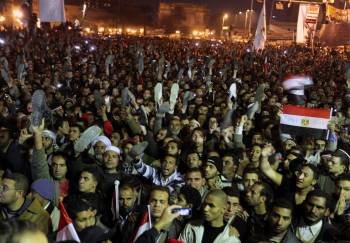 Los reunidos en la plaza Tahrir muestran las suelas de sus zapatos hacia la pantalla de televisión, en señal de desprecio hacia Mubarak. (Foto: HALED ELFIQI)