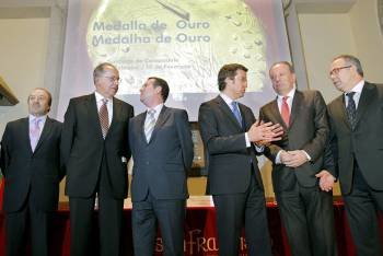 García Mañá, Braga da Cruz, Caballero, Feijóo, Louro y Bugallo, antes de la entrega de medallas. (Foto: LAVANDEIRA JR)