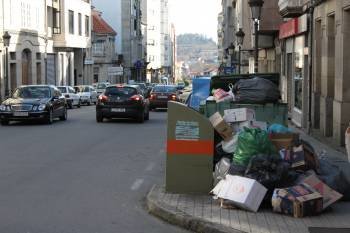 Lixo amontoado na rúa Vallellano. (Foto: JAINER BARROS)