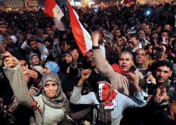 La alegría y las lágrimas se entremezclaron en la plaza de Tahrir tras conocerse que Mubarak había abandona el poder. (Foto: ANDRE PAIN)