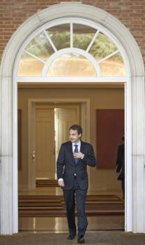Zapatero, ayer, en la puerta principal del Palacio de la Moncloa. (Foto: EMILIO NARANJO)