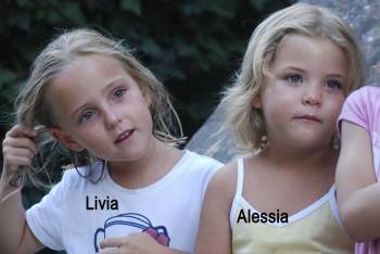 Las dos mellizas desaparecidas, en una imagen facilitada por la familia de las pequeñas. (Foto: P.C.V.)