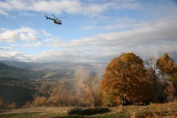 Un helicóptero de la Guardia Civil sobrevolando una quema en Viana. (Foto: )