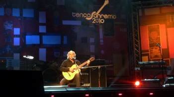 El cantautor leonés Amancio Prada, durante un concierto del pasado año. (Foto: )