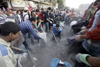 Los manifestantes comenzaron a limpiar la plaza de Tahrir, símbolo de la rebelión. (Foto: ANDRE PAIN)