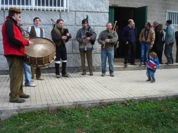 Un joven acordeonista acompaña al grupo local 'Os Musarapas', durante la fiesta.