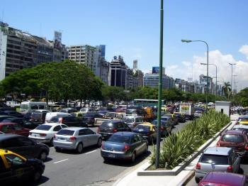 Los automóviles privados son los culpables de gran parte de la contaminación del aire urbano. (Foto: ARCHIVO)