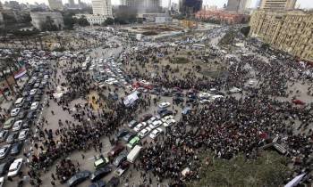 Los coches volvieron a la emblemática plaza Tahrir, aunque muchos manifestantes se niegan a abandonarla. (Foto: M. OMAR)